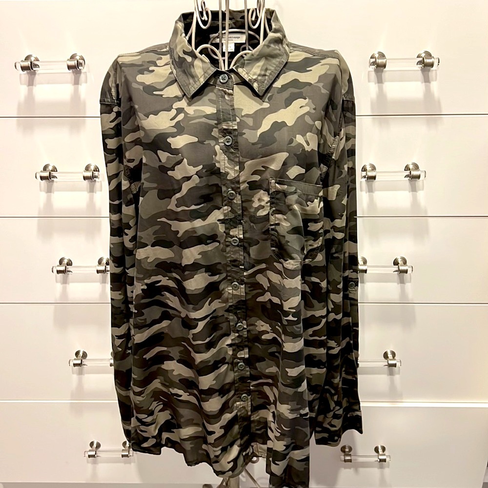 Beach Lunch Lounge Collection button down. Size L